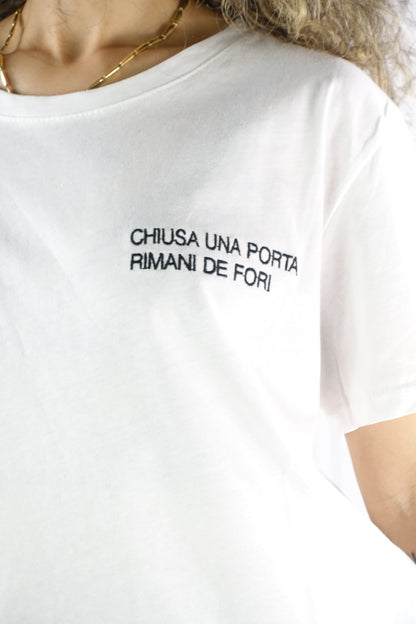 T-shirt CHIUSA UNA PORTA RIMANE DE FORI